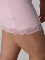 La robe caraco en dentelle lisse