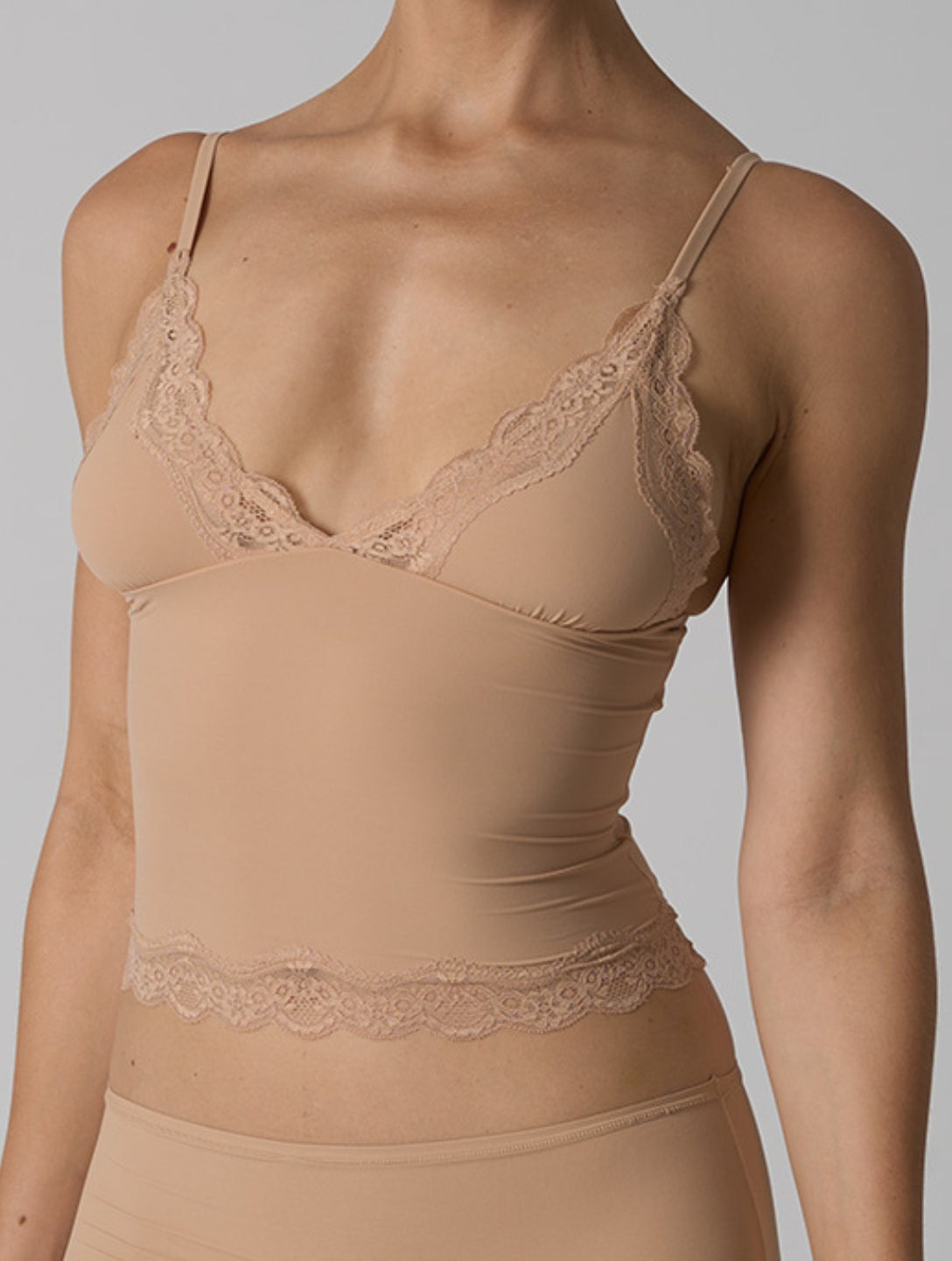 Le débardeur en dentelle lisse avec décolleté en V