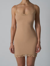 La robe caraco en dentelle lisse