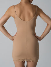 La robe caraco en dentelle lisse