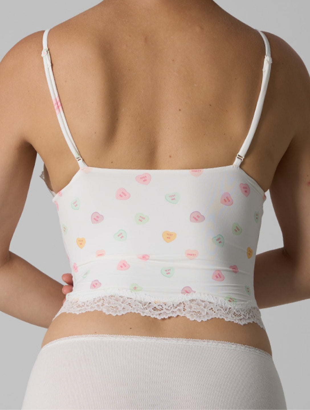 Le débardeur en dentelle lisse avec décolleté en V