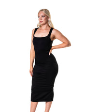 Robe gainante à col carré